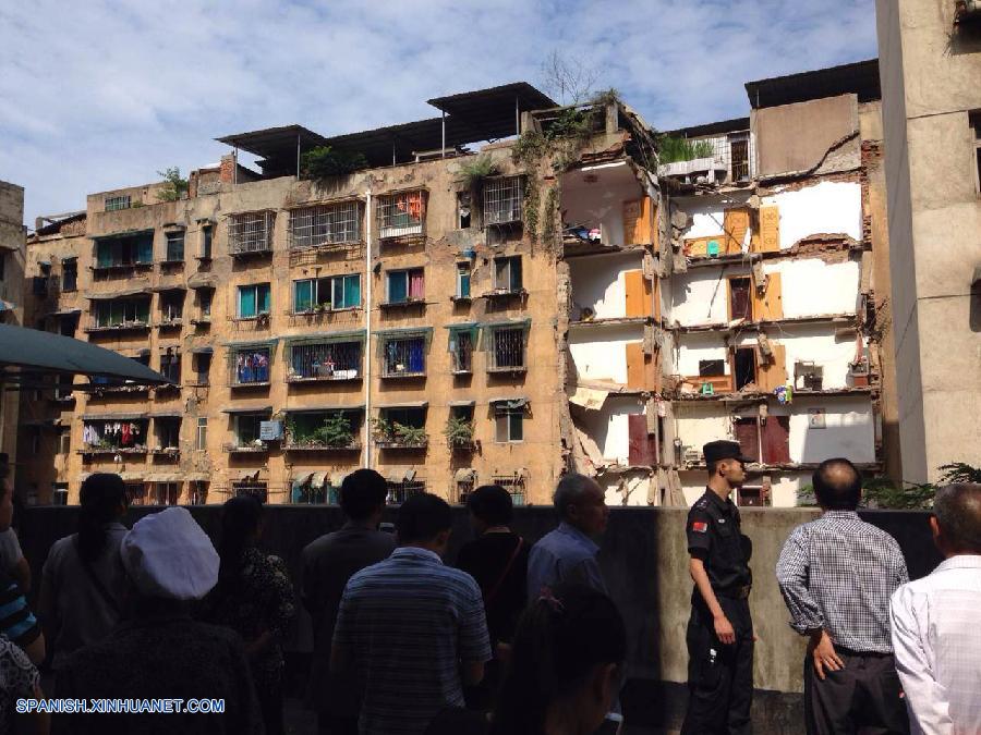 Tres personas siguen desaparecidas después de que un edificio residencial se viniera abajo hoy domingo a primeras horas de la mañana en Zunyi, en la provincia suroccidental china de Guizhou, confirmaron las autoridades locales.