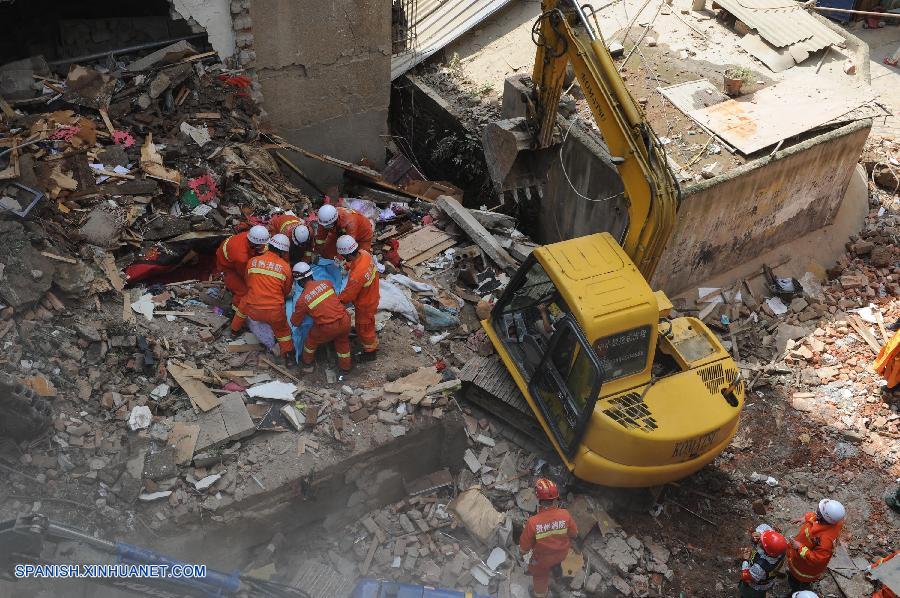Un edificio residencial que se derrumbó parcialmente esta mañana en el suroeste de China provocó la muerte de dos personas y dejó tres heridos y dos desaparecidos, informaron autoridades locales.