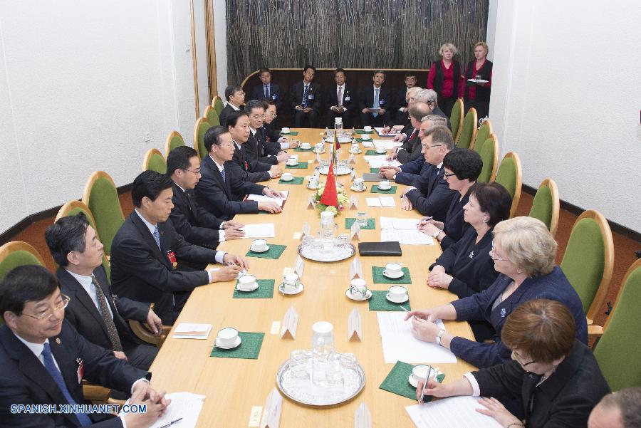 El viceprimer ministro chino Zhang Gaoli y el primer ministro lituano Algirdas Butkevicius acordaron hoy en Vilna elevar las relaciones bilaterales a un nivel superior.