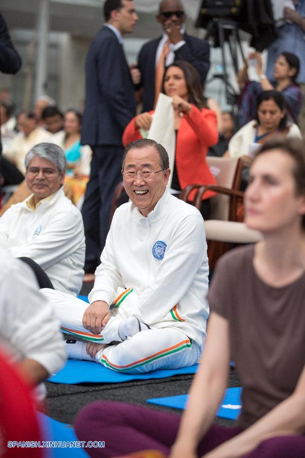 Más de cien personas, incluyendo diplomáticos y personal de la ONU, practicaron yoga hoy en la sede de la ONU para celebrar el primer Día Internacional del Yoga.