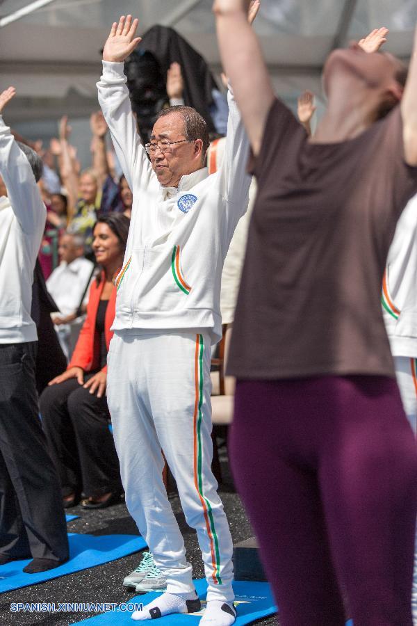 Más de cien personas, incluyendo diplomáticos y personal de la ONU, practicaron yoga hoy en la sede de la ONU para celebrar el primer Día Internacional del Yoga.