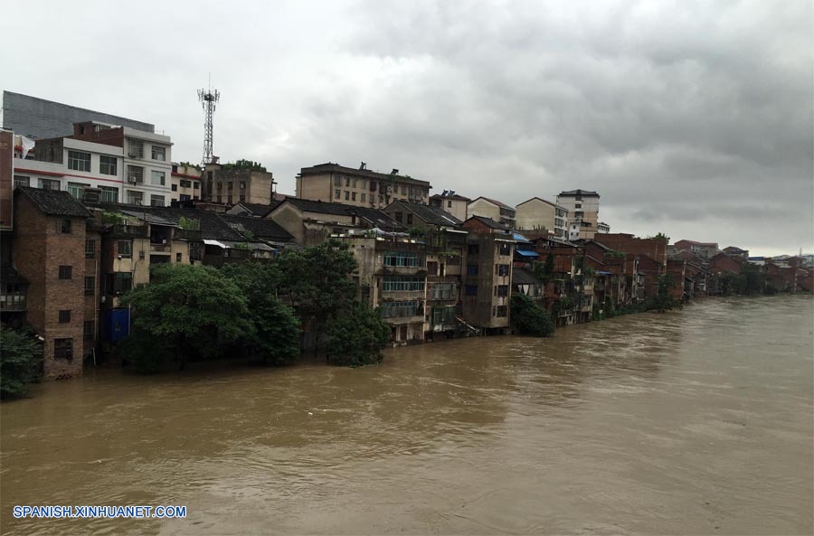 Las tormentas de lluvia causaron el fin de semana la muerte a tres personas y la evacuación de miles en las provincias de Guizhou, suroeste de China, y en la de Hunan, centro del país.