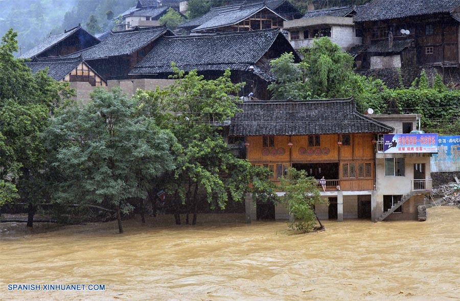 Las tormentas de lluvia causaron el fin de semana la muerte a tres personas y la evacuación de miles en las provincias de Guizhou, suroeste de China, y en la de Hunan, centro del país.
