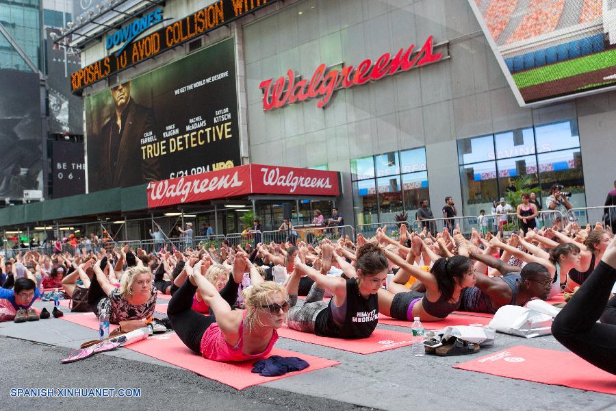 EEUU celebra primer día internacional de yoga