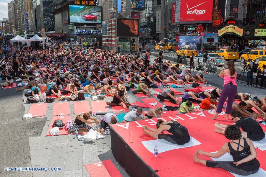 EEUU celebra primer día internacional de yoga