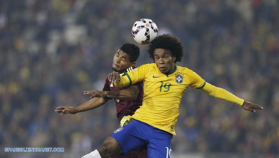 La selección de Brasil derrotó esta noche 2-1 a Venezuela en el estadio Monumental de Santiago y avanzó como líder del Grupo C a los cuartos de final de la Copa América, permitiendo de paso la clasificación de Colombia.