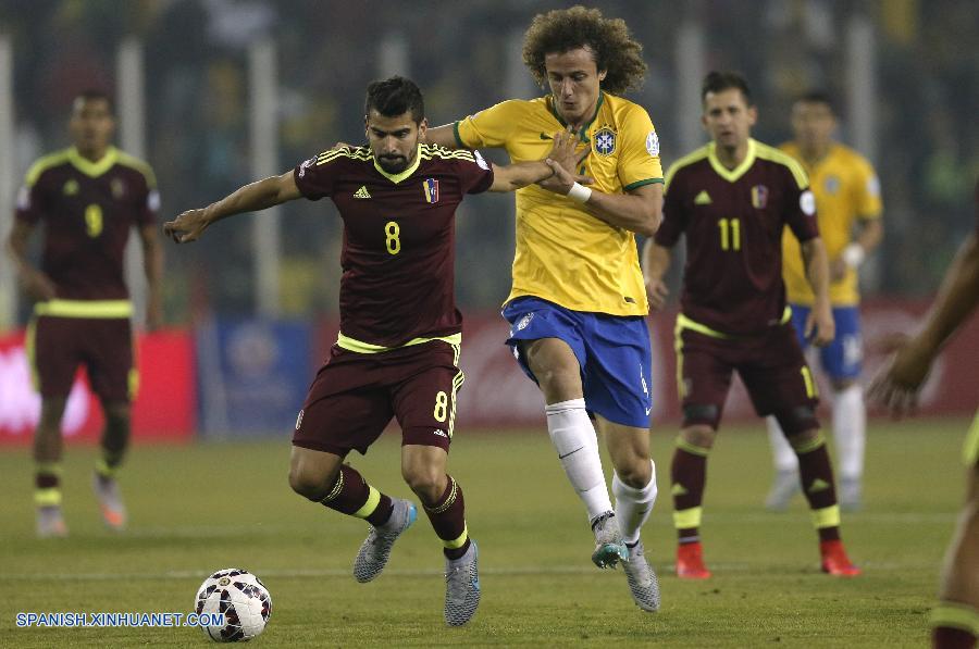 La selección de Brasil derrotó esta noche 2-1 a Venezuela en el estadio Monumental de Santiago y avanzó como líder del Grupo C a los cuartos de final de la Copa América, permitiendo de paso la clasificación de Colombia.