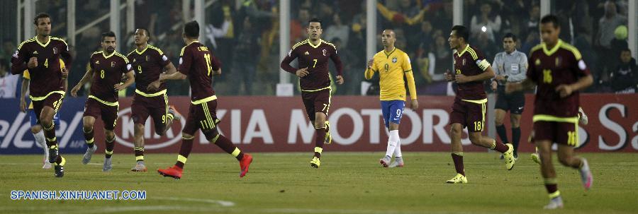 La selección de Brasil derrotó esta noche 2-1 a Venezuela en el estadio Monumental de Santiago y avanzó como líder del Grupo C a los cuartos de final de la Copa América, permitiendo de paso la clasificación de Colombia.