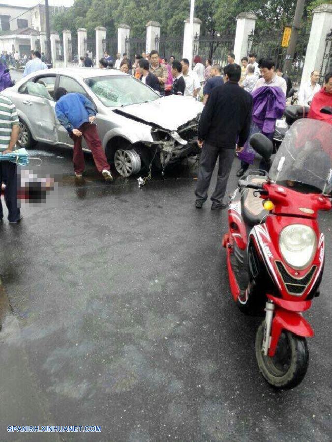 Cuatro personas fallecieron y más de diez resultaran heridas cuando un coche colisionó contra varias bicicletas eléctricas en la mañana de hoy lunes en la ciudad de Wuxi, provincia oriental china de Jiangsu, informaron las autoridades locales.