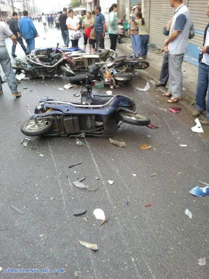 Cuatro personas fallecieron y más de diez resultaran heridas cuando un coche colisionó contra varias bicicletas eléctricas en la mañana de hoy lunes en la ciudad de Wuxi, provincia oriental china de Jiangsu, informaron las autoridades locales.