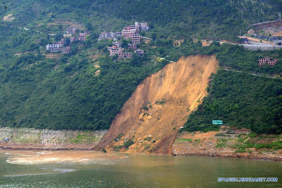 #（突发事件）（1）重庆巫山大宁河大面积滑坡　造成多艘船翻沉伤亡人数不详