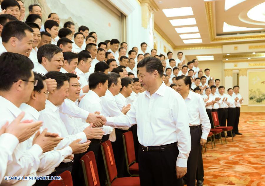 El presidente chino, Xi Jinping, pidió hoy martes a los secretarios de los comités del Partido Comunista de China (PCCh) a nivel de distrito que sean leales al Partido, tomen iniciativas en el desarrollo económico y sirvan al pueblo de todo corazón.