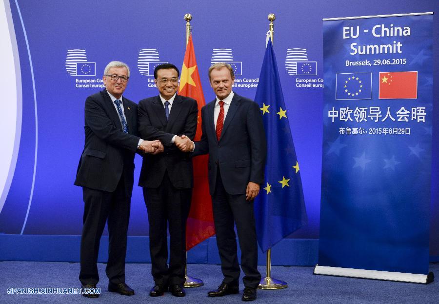 China y la Unión Europea (UE) acordaron el lunes abrir un nuevo capítulo en sus relaciones bilaterales con la firma de una serie de acuerdos sobre el cambio climático, la inversión en infraestructuras, y los intercambios entre pueblos.