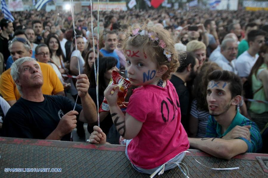 El primer ministro de Grecia, Alexis Tsipras, exhortó hoy al pueblo griego a rechazar el 'ultimátum de los acreedores' en el referendo, mientras los grupos en contra y a favor del acuerdo realizan sus manifestaciones finales en el centro de Atenas.