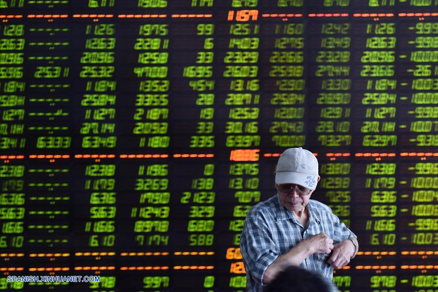 El número de acciones nuevas que se emitirán a principios de este mes se reducirá a 10, anunció hoy la Comisión Reguladora de Valores (CRV), después de una caída diaria del 5,8 por ciento en el mercado bursátil de China.