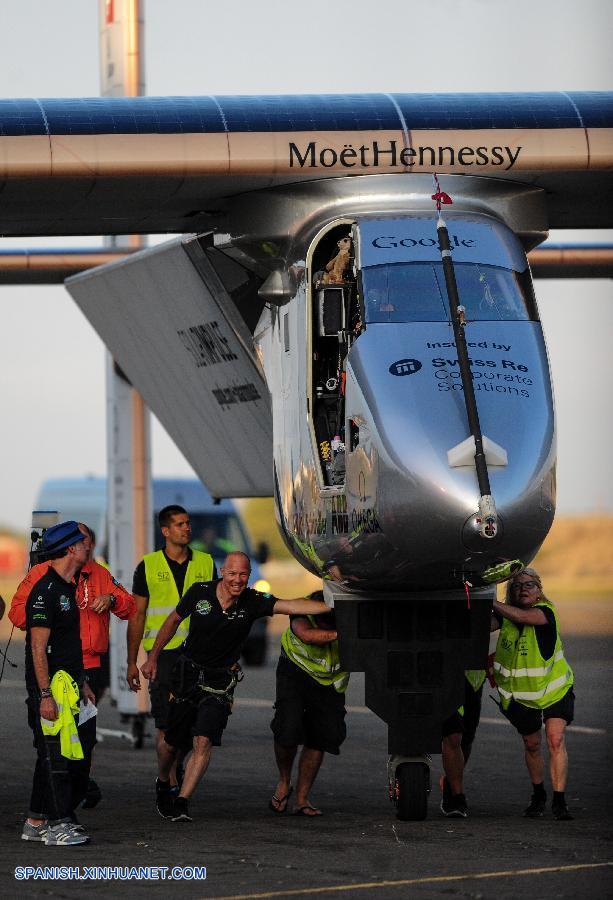 El Solar Impulse 2 (SI2), el primer avión de energía solar que intenta volar alrededor de la Tierra, aterrizó a salvo hoy en el Aeropuerto Kalaeloa de Honolulu, Hawaii, a las 05:51 hora local (15:51 GMT) después de un vuelo sin escalas de 118 horas sobre el océano Pacífico.