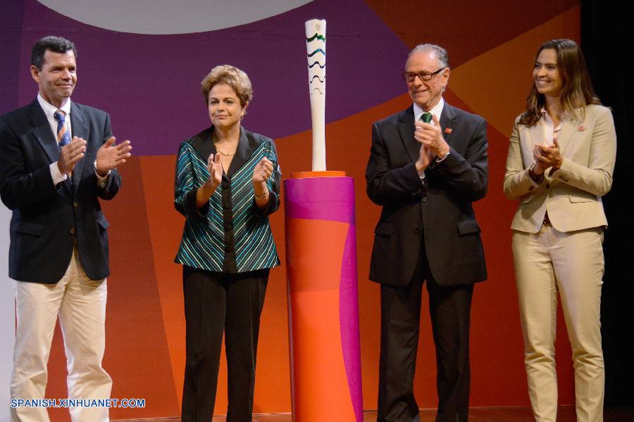 La presidenta de Brasil, Dilma Rousseff, presentó hoy la antorcha olímpica Rio 2016 y el itinerario que recorrerá por todo el país hasta ser encendida en el estadio Maracaná en la ceremonia de inauguración de los juegos.