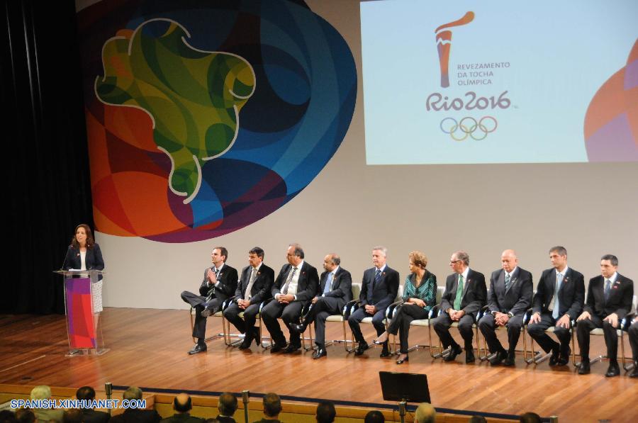 La presidenta de Brasil, Dilma Rousseff, presentó hoy la antorcha olímpica Rio 2016 y el itinerario que recorrerá por todo el país hasta ser encendida en el estadio Maracaná en la ceremonia de inauguración de los juegos.