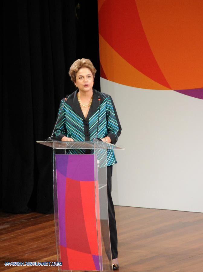 La presidenta de Brasil, Dilma Rousseff, presentó hoy la antorcha olímpica Rio 2016 y el itinerario que recorrerá por todo el país hasta ser encendida en el estadio Maracaná en la ceremonia de inauguración de los juegos.