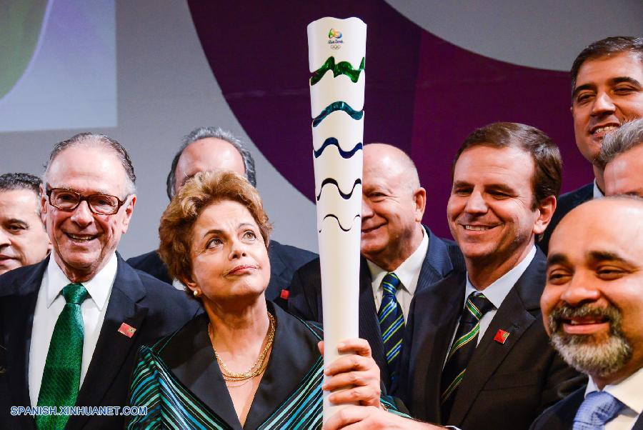 La presidenta de Brasil, Dilma Rousseff, presentó hoy la antorcha olímpica Rio 2016 y el itinerario que recorrerá por todo el país hasta ser encendida en el estadio Maracaná en la ceremonia de inauguración de los juegos.