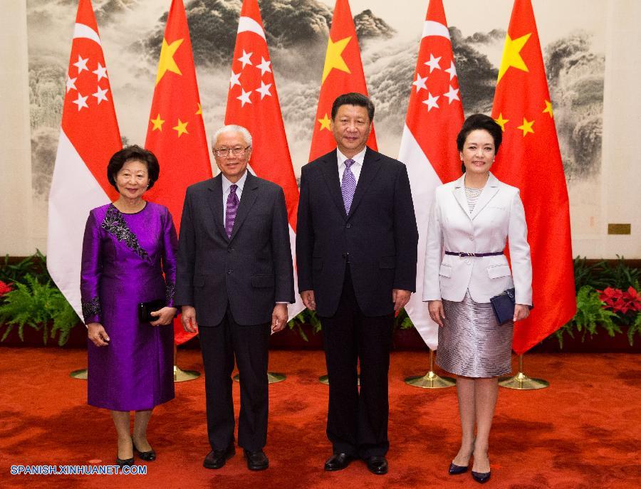 El presidente de China, Xi Jinping, sostuvo hoy conversaciones son su homólogo de Singapur, Tony Tan Keng Yam, y ambos se comprometieron a elevar las relaciones bilaterales entre los dos países.