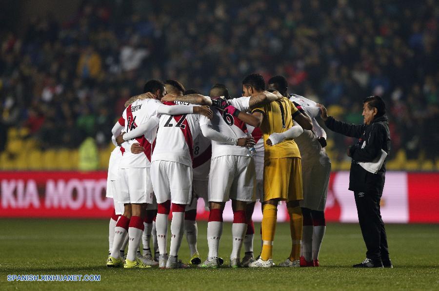 La selección peruana de fútbol derrotó esta noche a su similar paraguaya 2-0 en el Estadio Ester Roa de la ciudad de Concepción y se quedó con el tercer lugar de la Copa América Chile 2015.