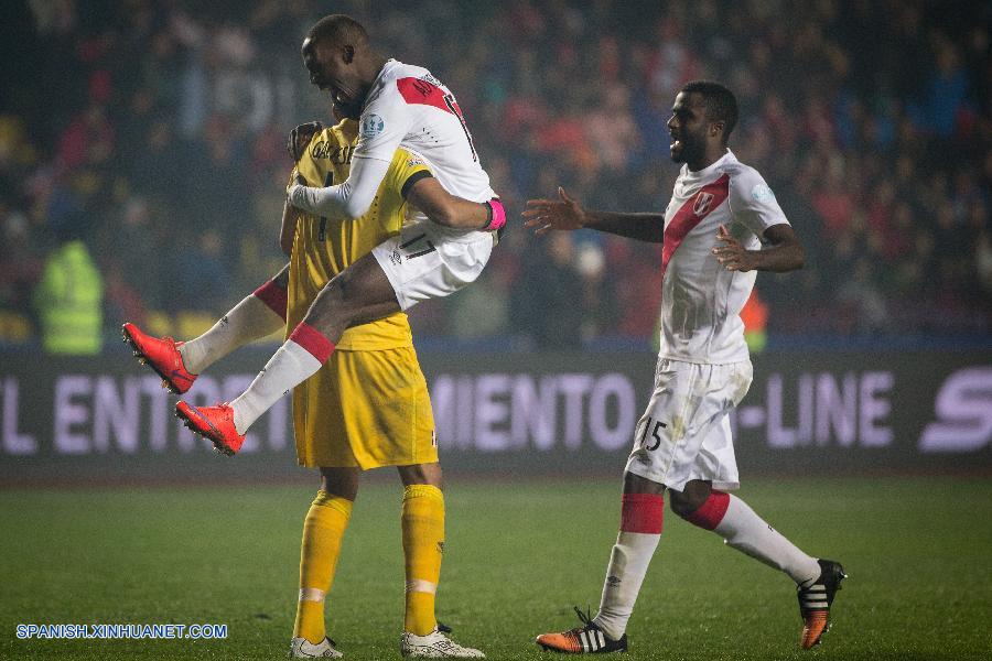 La selección peruana de fútbol derrotó esta noche a su similar paraguaya 2-0 en el Estadio Ester Roa de la ciudad de Concepción y se quedó con el tercer lugar de la Copa América Chile 2015.