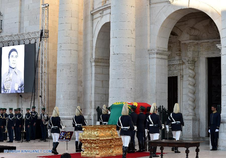 El ataúd con los restos de la leyenda del fútbol luso Eusébio fue trasladado hoy al Panteón Nacional, en esta capital, mientras los portugueses le rendían su último tributo.