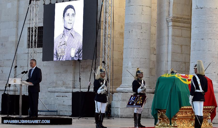 El ataúd con los restos de la leyenda del fútbol luso Eusébio fue trasladado hoy al Panteón Nacional, en esta capital, mientras los portugueses le rendían su último tributo.