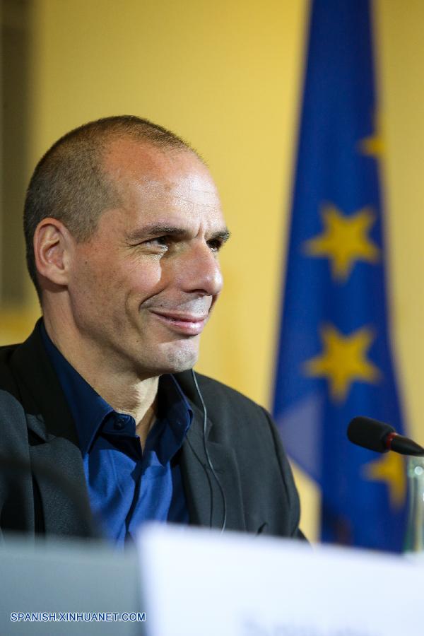 El ministro de Finanzas de Grecia, Yanis Varoufakis, anunció este lunes su dimisión, y argumentó su decisión en la preferencia por parte de los países acreedores de que no esté presente en futuras negociaciones.