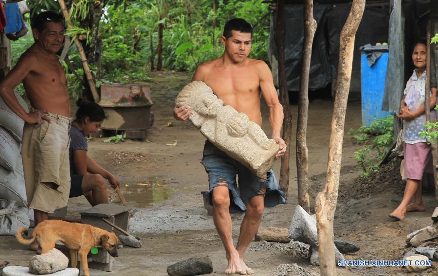 Fotografía tomada recientemente muestra a un artesano sosteniendo una réplica de ídolo precolombiano esculpida en piedra en San Juan de Oriente en el departamento de Masaya, Nicaragua.