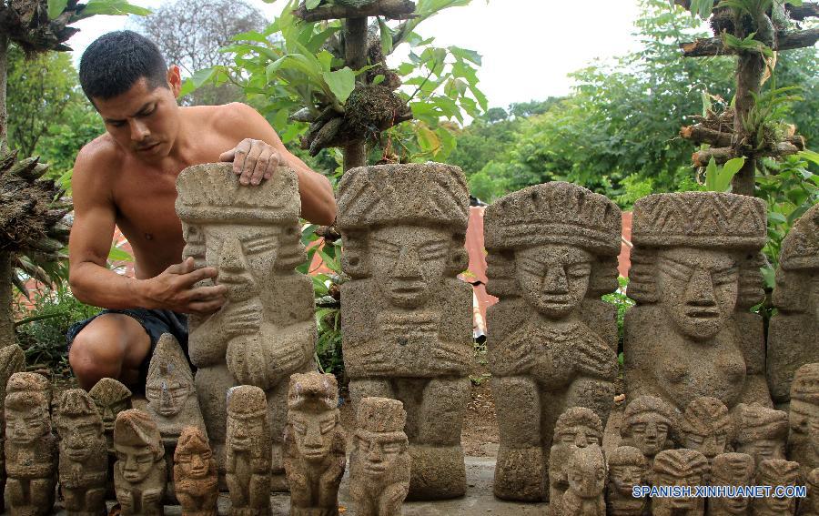 Fotografía tomada recientemente muestra a un artesano sosteniendo una réplica de ídolo precolombiano esculpida en piedra en San Juan de Oriente en el departamento de Masaya, Nicaragua.