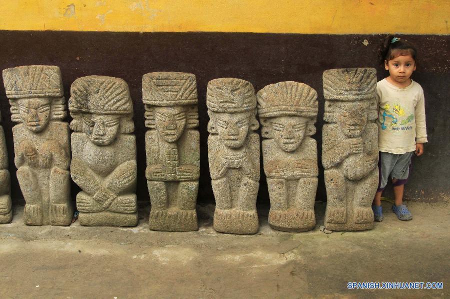 Fotografía tomada recientemente muestra a un artesano sosteniendo una réplica de ídolo precolombiano esculpida en piedra en San Juan de Oriente en el departamento de Masaya, Nicaragua.