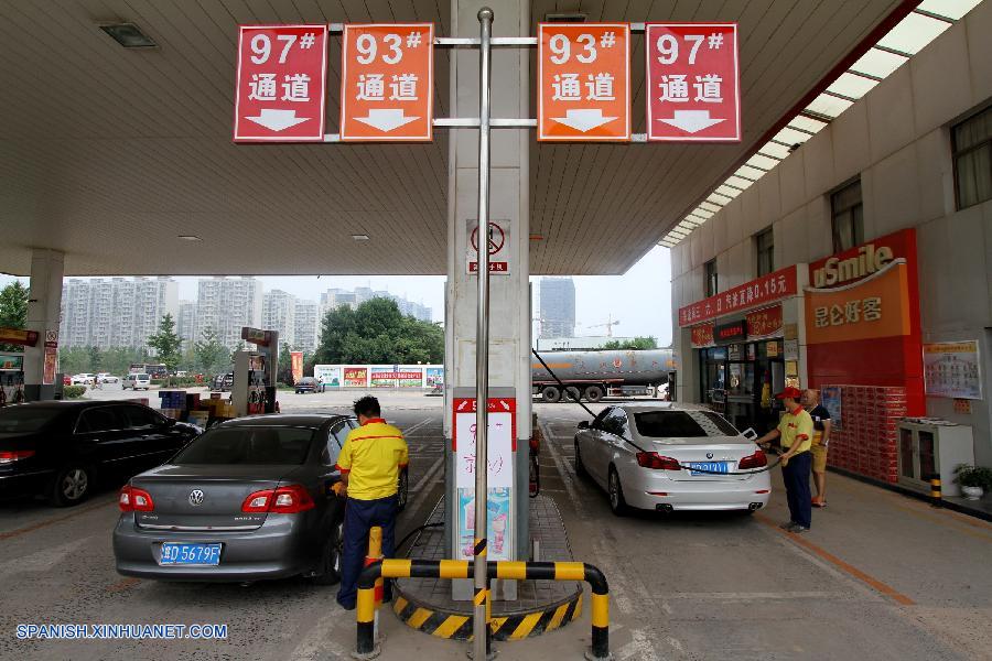 La Comisión Nacional de Desarrollo y Reforma (CNDR), el máximo planificador económico de China, anunció hoy martes que reducirá los precios minoristas de la gasolina en 95 yuanes (15,5 dólares) por tonelada y los del diésel, en 90 yuanes.
