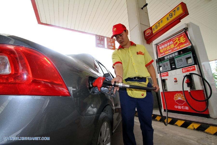 La Comisión Nacional de Desarrollo y Reforma (CNDR), el máximo planificador económico de China, anunció hoy martes que reducirá los precios minoristas de la gasolina en 95 yuanes (15,5 dólares) por tonelada y los del diésel, en 90 yuanes.