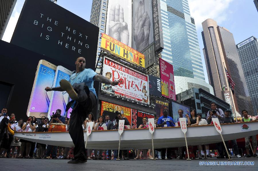 Un monje punteaba los ojos para un dragón durante la ceremonia de despertamiento de bote de dragón en la plaza Times Square en Nueva York, Estados Unidos el 7 de julio. El Festival Anual de Botes Dragón de Hong Kong en Nueva York se celebrará durante los días de 8 y 9 de agosto.  