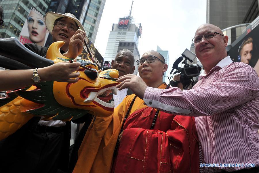 Un monje punteaba los ojos para un dragón durante la ceremonia de despertamiento de bote de dragón en la plaza Times Square en Nueva York, Estados Unidos el 7 de julio. El Festival Anual de Botes Dragón de Hong Kong en Nueva York se celebrará durante los días de 8 y 9 de agosto.  