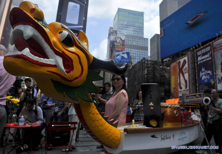 Un monje punteaba los ojos para un dragón durante la ceremonia de despertamiento de bote de dragón en la plaza Times Square en Nueva York, Estados Unidos el 7 de julio. El Festival Anual de Botes Dragón de Hong Kong en Nueva York se celebrará durante los días de 8 y 9 de agosto.  