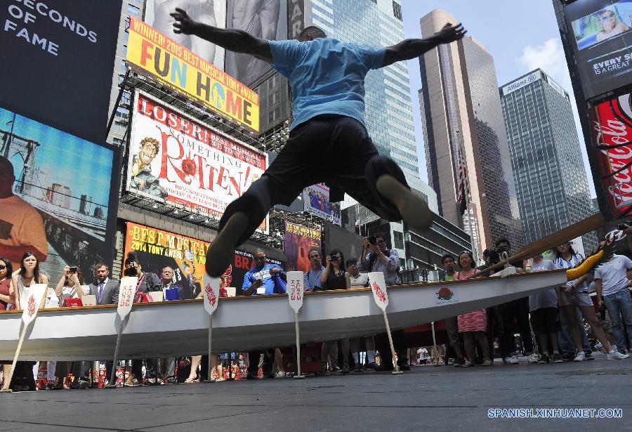 Un monje punteaba los ojos para un dragón durante la ceremonia de despertamiento de bote de dragón en la plaza Times Square en Nueva York, Estados Unidos el 7 de julio. El Festival Anual de Botes Dragón de Hong Kong en Nueva York se celebrará durante los días de 8 y 9 de agosto.  