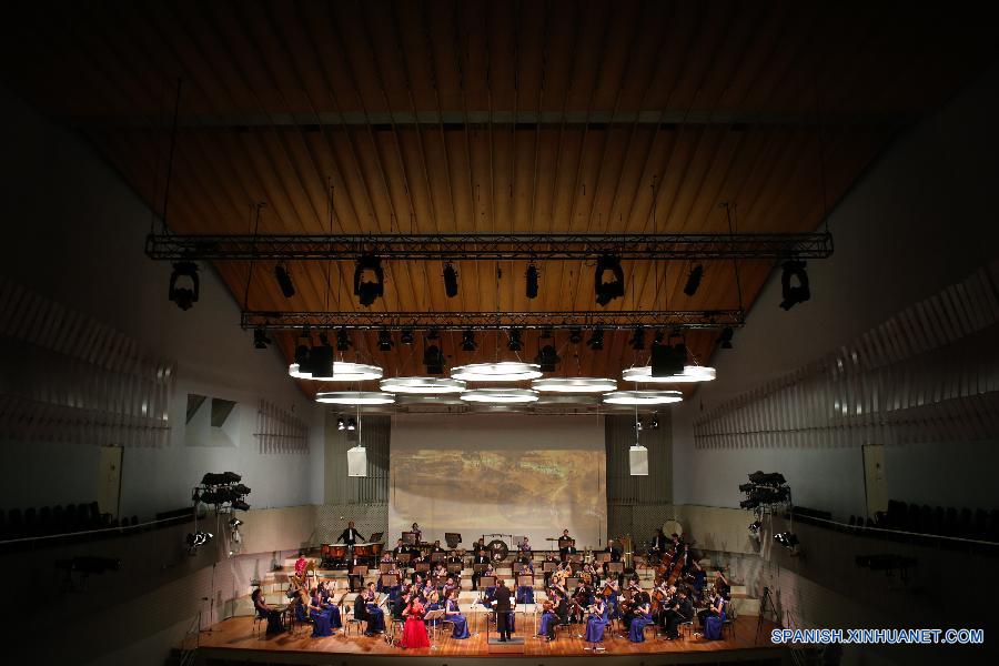 Artistas chinos actuaron durante el concierto de '2015 Experiencia China-Semana de Cultura de Jilin' en Berlín, Alemania, el 7 de julio.