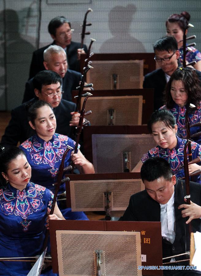 Artistas chinos actuaron durante el concierto de '2015 Experiencia China-Semana de Cultura de Jilin' en Berlín, Alemania, el 7 de julio.