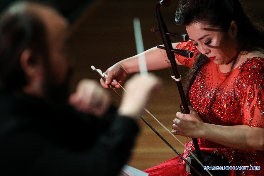 Artistas chinos actuaron durante el concierto de '2015 Experiencia China-Semana de Cultura de Jilin' en Berlín, Alemania, el 7 de julio.