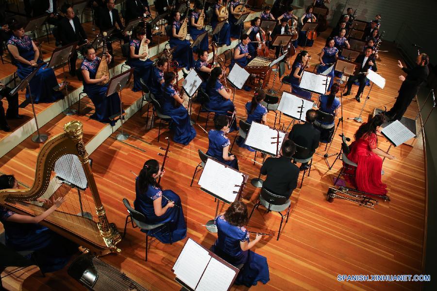 Artistas chinos actuaron durante el concierto de '2015 Experiencia China-Semana de Cultura de Jilin' en Berlín, Alemania, el 7 de julio.