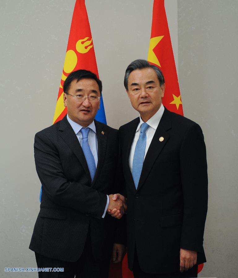 La iniciativa del corredor económico China-Rusia-Mongolia generará nuevas oportunidades para la cooperación entre China y Mongolia, afirmó este viernes el ministro de Relaciones Exteriores chino, Wang Yi.