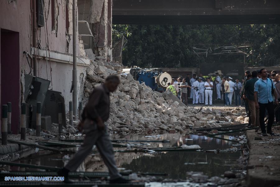 Una potente explosión ocurrida a primera hora de este sábado frente al consulado italiano en El Cairo ha dejado un muerto y cuatro heridos, informó la agencia de noticias estatal, MENA.