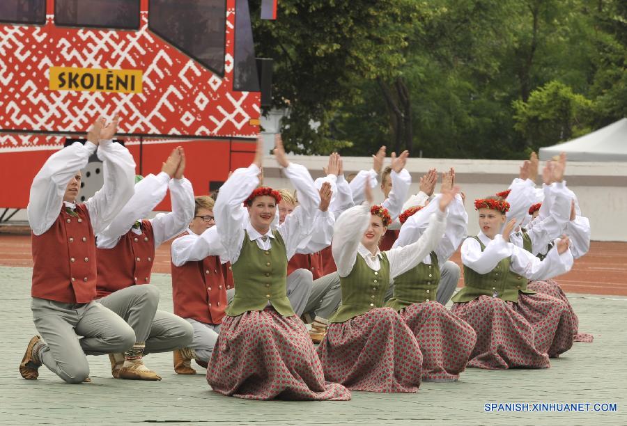 Alumnos bailaron en formación al participar en un espectáculo de danza folklórica como parte del Festival de Canción y Danza de Juventud de Escuela en Riga, capital de Letonia el 11 de julio. Vestidos en trajes tradicionales típicos de cada región de Latvia, los alumnos de todo el país concurrieron en la capital para asistir al festival. 