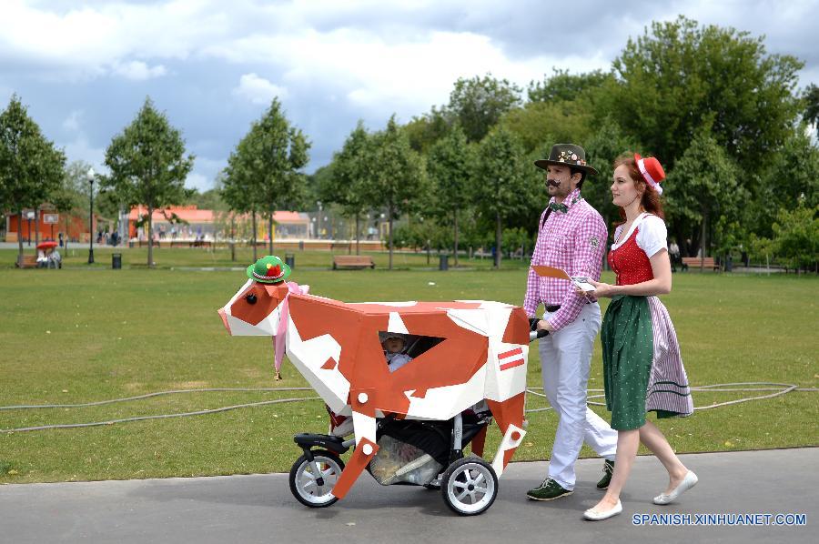 La gente participaó en un desfile de cochecitos para bebés en el parque Gorky en Moscú, Rusia, el 11 de julio. 