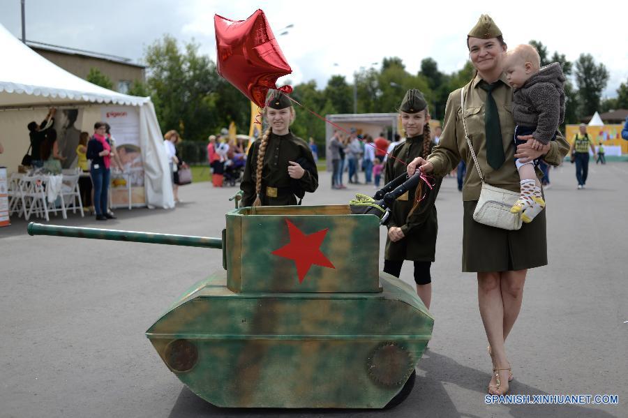 La gente participaó en un desfile de cochecitos para bebés en el parque Gorky en Moscú, Rusia, el 11 de julio. 