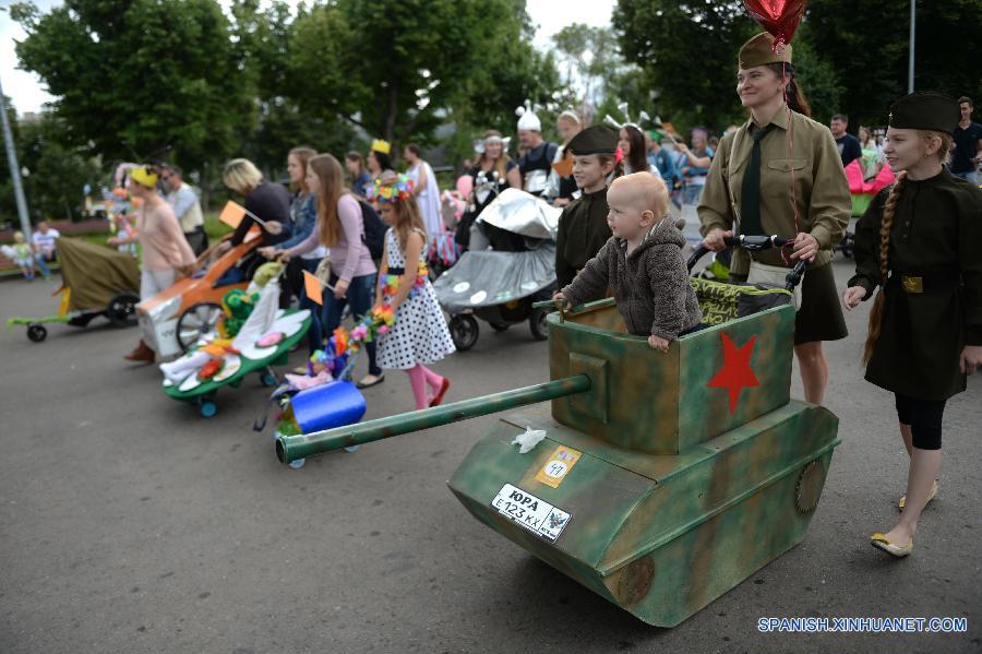 La gente participaó en un desfile de cochecitos para bebés en el parque Gorky en Moscú, Rusia, el 11 de julio. 