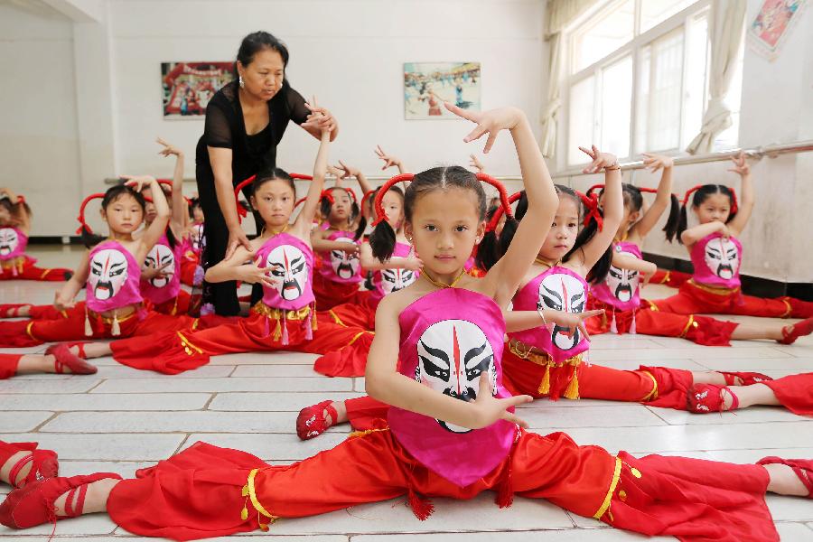 Niñas practicaron una danza en un centro de formación en la ciudad de Suzhou en la provincia de Jiangsu, este de China, el 12 de julio. Niños participaron en diferentes cursos de formación durante las vacaciones de verano.